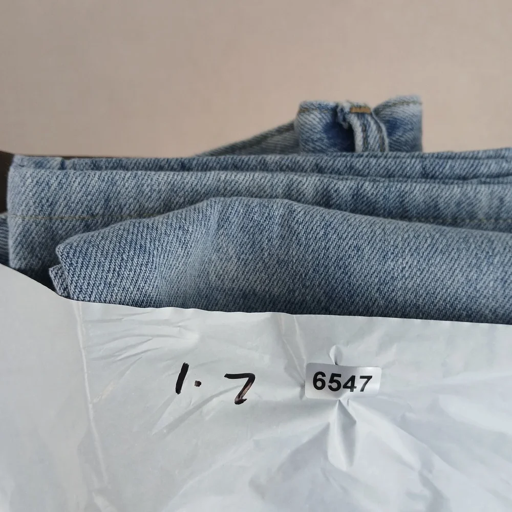 Old Navy 36x32 Mens Jeans Light‎ Wash **Actual 35x26 ** FLAWS